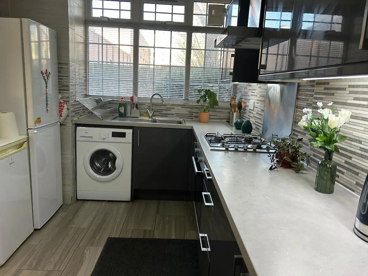 Modern, Elegant & Stylish House Apartment London